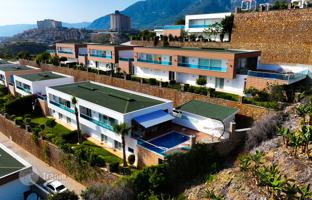 4-bedroom villa 300 m² in Kargicak for 32,206,000 TRY