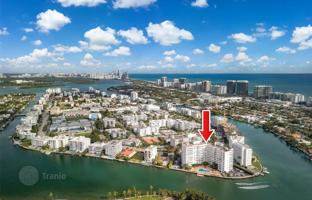 1-bedroom apartments in condo 107 m² in Bay Harbor Islands for $550,000