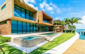 Tropical villa with a plot, a pool, a spa, a terrace and an ocean view, Miami Beach, USA for $18,400,000