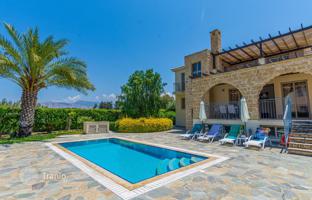Luxury 3-bedroom villa, with sauna, overflow swimming pool, private beach access, situated on gated complex 725,000€ for 725,000 €