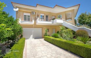 Furnished villa with a pool, a garden, a parking close to the beach in Peloponnese, Greece for 600,000 €