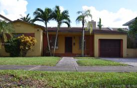 Comfortable cottage with a backyard and a garage, Coral Gables, USA for $875,000