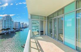 Comfortable apartment with ocean views in a residence on the first line of the beach, Miami Beach, Florida, USA for $1,120,000