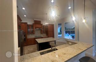 7-bedroom house 587 m² in West End for $2,190,000