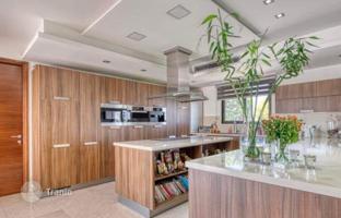 6-bedroom cottage 649 m² in Dromolaxia for 1,800,000 €