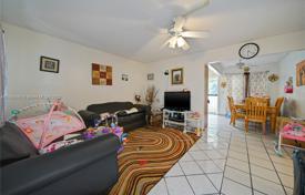 Townhome – North Miami Beach, Florida, USA for $590,000