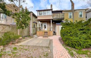 10-bedroom townhouse in Queen Street East for C$2,166,000