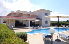 This is an amazing 5 bedroom villa in the exclusive and secluded Sea Caves area of Coral Bay. It is located opposite the breathtak for 3,800 € per week