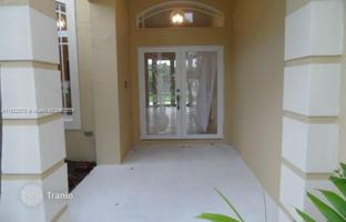 4-bedroom house 303 m² in Miami for $920,000