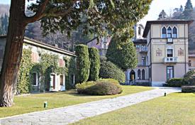 Houses for sale in Lake Como. Historic villa on Lake Como, with a dock for mooring boats Houses for sale in Lake Como. Historic villa on Lake Como, with a dock for mooring boats