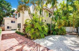 Two renovated two-storey cottages with a private parking and a terrace, Miami Beach, USA for $1,490,000