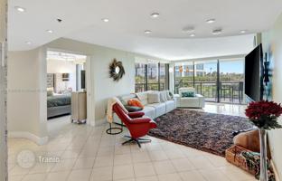 2-bedroom apartments in condo 111 m² in South Bayshore Drive for $940,000