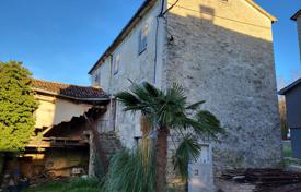 ISTRIA, MOTOVUN — Detached antique house for adaptation for 100,000 €