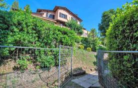 Two-storey villa with a garden in Massarosa, Tuscany, Italy for 580,000 €