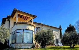 Two-storey villa with a garden and a garage in Florence, Tuscany, Italy for 2,090,000 €