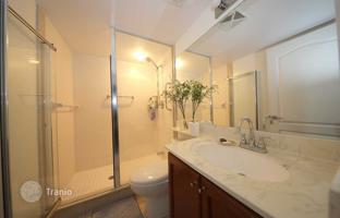 2-bedroom apartment in Bathurst Street for C$886,000