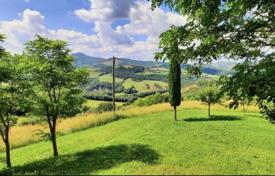 18th century farmhouse with panoramic view and olive grove in Tuscany for 520,000 €