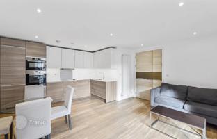 Two-bedroom apartment with a parking space in a residence with a gym, Deptford, London, UK for £525,000