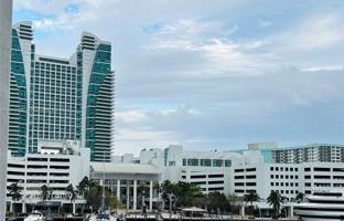 1-bedroom apartments in condo 81 m² in Hallandale Beach for $294,000