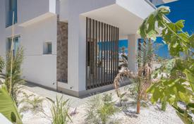 Comfortable villa in a prestigious resort for 377,000 €