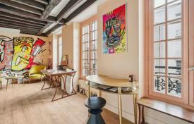 Stylish one-bedroom apartment in a historic building, 3rd arrondissement of Paris, France for 420,000 €