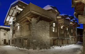 Traditional three-level chalet with a parking, Courchevel, Savoie, Alpes, France for 12,200 € per week