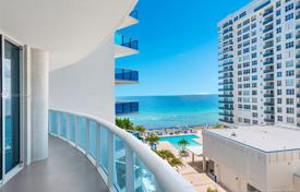 Comfortable apartment with ocean views in a residence on the first line of the beach, Hollywood, Florida, USA for $1,099,000