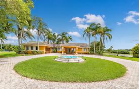 Spacious villa with a pool, a garden, a garage and a terrace, Miami, USA for $2,000,000