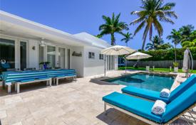 Cozy villa with a backyard, a swimming pool, a terrace and a parking, Miami Beach, USA for 1,391,000 €