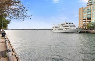 4-bedroom apartment in Harbour Square for C$922,000