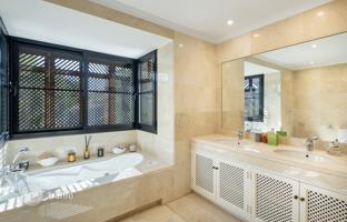 4-bedroom villa 373 m² in Benahavis for 2,950,000 €