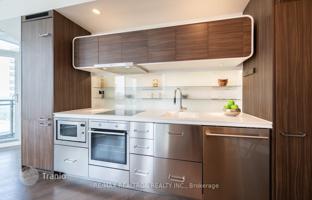 5-bedroom apartment in Charles Street East for C$913,000