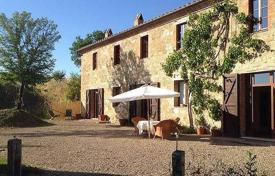 Two-storey ancient villa with a garden in San Quirico d'Orcia, Tuscany, Italy for 900,000 €