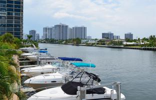 2-bedroom apartments in condo 115 m² in Hallandale Beach for $419,000