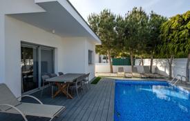 Villa on the coast in Pervolia for 450,000 €