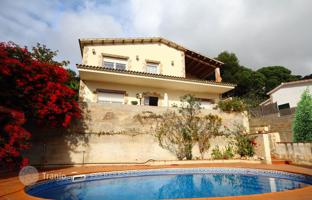 Beautiful villa with a panoramic sea view and a swimming pool near the beach, in a quiet and prestigious area of Lloret de Mar, Spain for 585,000 €