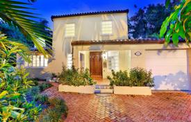 Cozy cottage with a backyard, a sitting area and a garage, Coral Gables, USA for $850,000