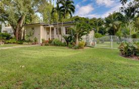 Comfortable cottage with a backyard, a sitting area and a terrace, Coral Gables, USA for $790,000