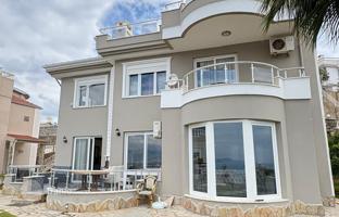 4-bedroom villa 250 m² in Kargicak for 24,155,000 TRY