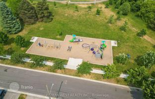 8-bedroom townhouse in Etobicoke for C$1,752,000