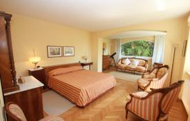 Houses for sale in Lake Como. In Cernobbio, among the most prestigious resorts of Lake Como, majestic villa of the early,900 immersed in a beautiful park of about 10 Houses for sale in Lake Como. In Cernobbio, among the most prestigious resorts of Lake Como, majestic villa of the early,900 immersed in a beautiful park of about 10
