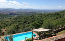 Exclusive country house with pool for sale in Arezzo Tuscany for 600,000 €