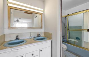 4-bedroom house 422 m² in Miami for $899,000