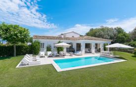 Luxury houses for sale in Saint-Tropez. Beautiful villa overlooking the sea with a private garden, a pool and a garage, Saint-Tropez, France Luxury houses for sale in Saint-Tropez. Beautiful villa overlooking the sea with a private garden, a pool and a garage, Saint-Tropez, France