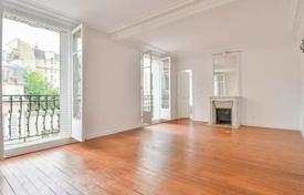 Classic two-bedroom apartment, 16th arrondissement of Paris, France for 880,000 €