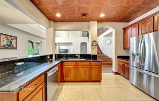 5-bedroom house 455 m² in Weston for $1,399,000
