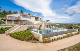 Detached house – Roussillon, Provence - Alpes - Cote d'Azur, France. Price on request