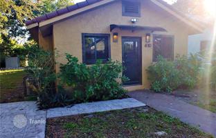 4-bedroom house 107 m² in Miami for $700,000