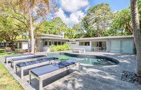 Comfortable villa with a backyard, a swimming pool, a summer kitchen, two garages, Pinecrest, USA for $1,100,000