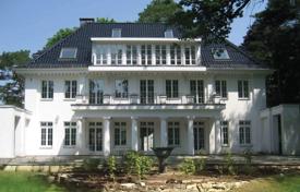 Houses for sale in Berlin. Restored mansion of the early 20th century with a garden in a prestigious district of Berlin — Dahlem Houses for sale in Berlin. Restored mansion of the early 20th century with a garden in a prestigious district of Berlin — Dahlem